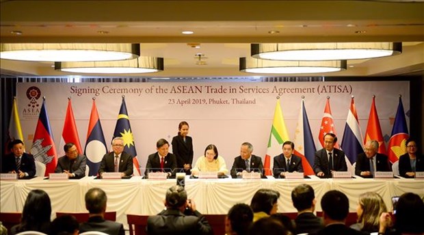 东盟各国经济部长签署两份关于服务贸易与投资的文件 hinh anh 1