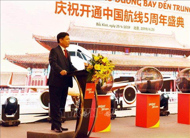 阮春福出席越捷航空开通中国航线5周年盛典 hinh anh 2