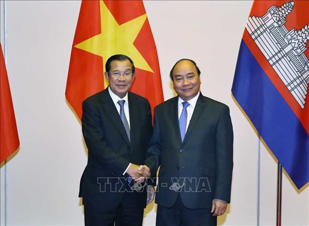 阮春福总理会见柬埔寨与老挝高级代表团 hinh anh 1