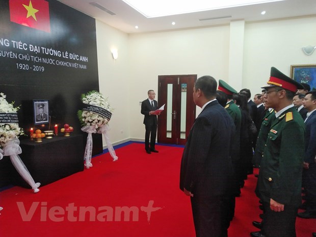 越南驻各国大使馆举行原越南社会主义共和国主席黎德英吊唁仪式 hinh anh 1
