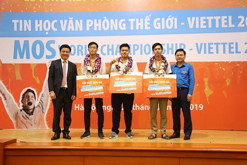 越南三选手将参加2019年微软办公软件世界大赛总决赛 hinh anh 1