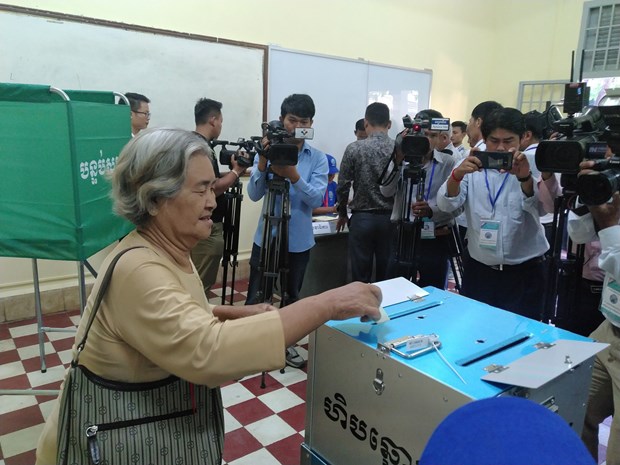 柬埔寨举行第三届首都省市县区理事会选举 hinh anh 1