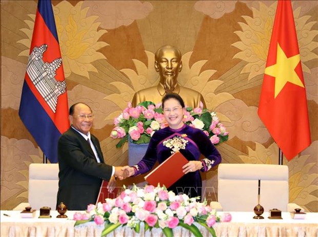 越南国会主席阮氏金银与柬埔寨国会主席韩桑林举行会谈 hinh anh 2