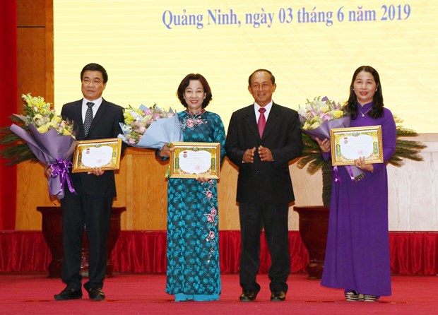 广宁省多个集体和个人荣获老挝国家主席授予的勋章 hinh anh 1