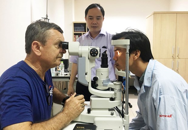 美国友人向越南患者捐献10枚眼角膜 hinh anh 2