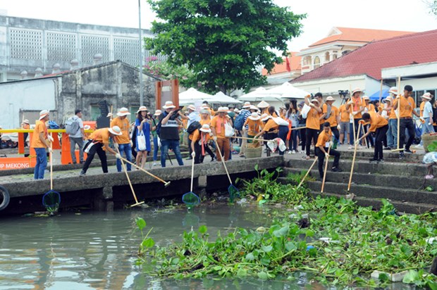 世界环境日：使用太阳能垃圾收集船清理湄公河 hinh anh 1