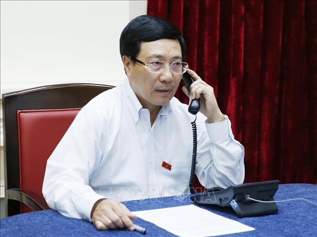 越南政府副总理兼外交部长范平明与新加坡外长维文进行电话会谈 hinh anh 1