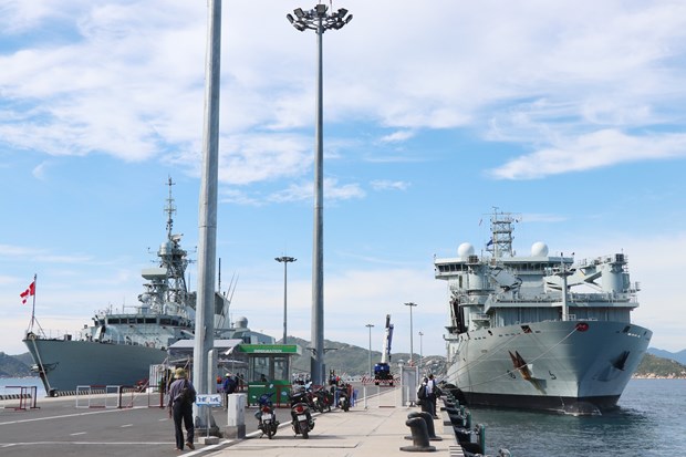 加拿大皇家海军抵达金兰港 开始对越南进行访问 hinh anh 1