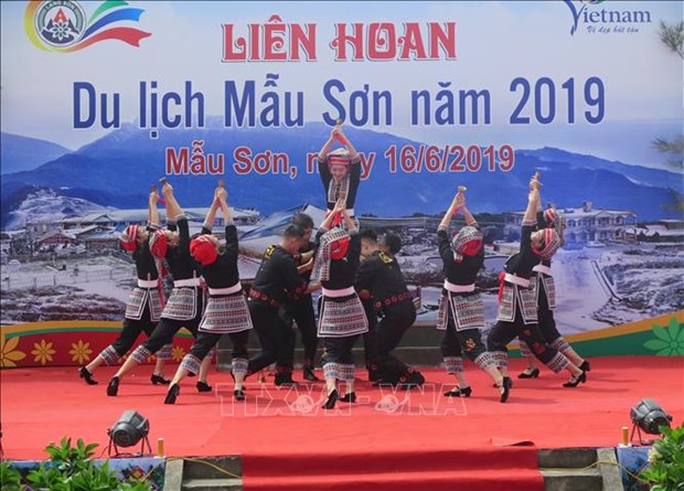2019年母山旅游节吸引数千名游客观光旅游 hinh anh 1
