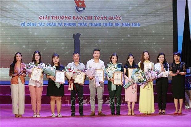 2019年共青团工作和青少年活动全国新闻奖颁奖仪式在河内举行 hinh anh 2