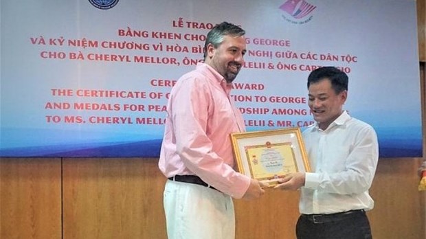 美国乔治学校集体和个人荣获越南友好组织联合会高贵奖状 hinh anh 1