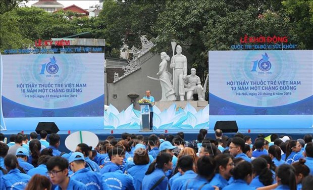 越南政府常务副总理张和平出席“健康步行”活动 hinh anh 1