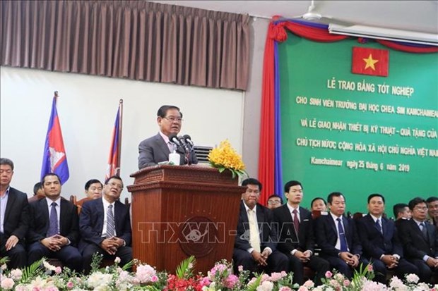 柬埔寨副首相萨肯对越南所向该国教育事业提供援助表示感谢 hinh anh 1