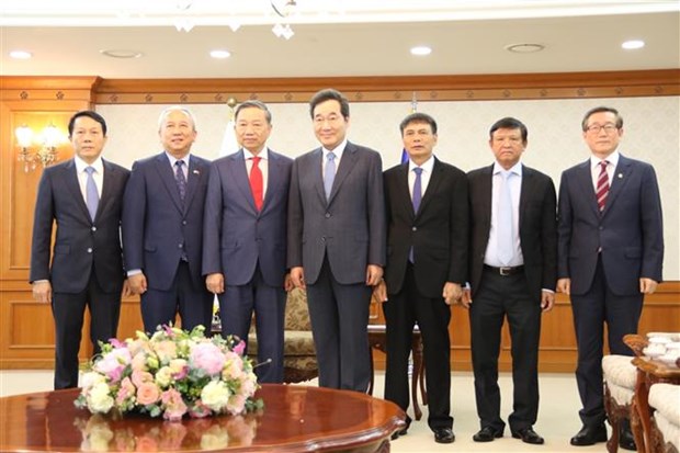 越南公安部长苏林与韩国总理李洛渊举行会晤 hinh anh 2