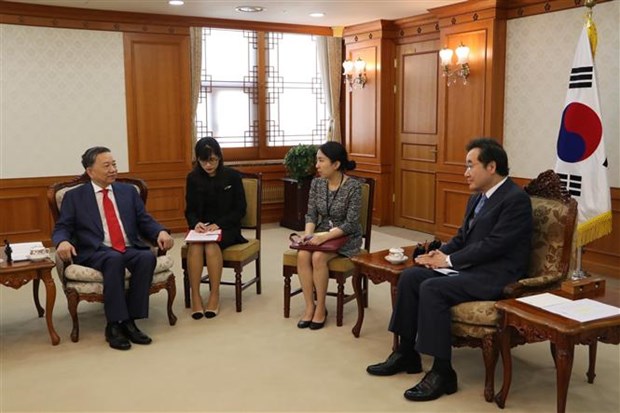 越南公安部长苏林与韩国总理李洛渊举行会晤 hinh anh 1