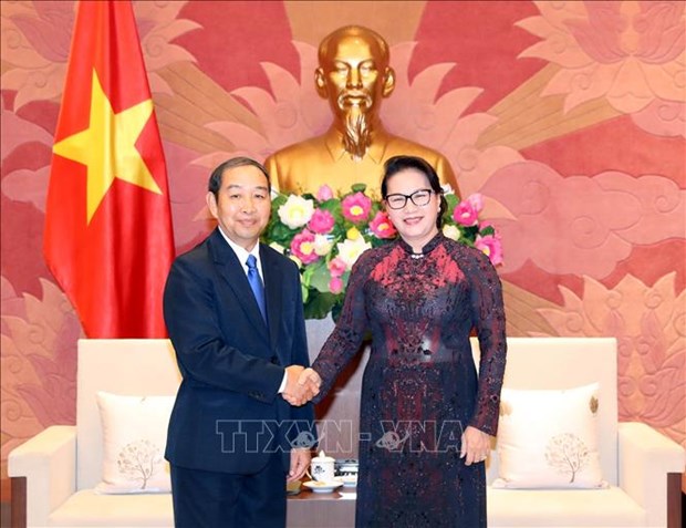 越南国会主席阮氏金银会见老挝最高人民法院院长 hinh anh 1