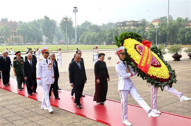 越南党和国家领导人向英雄烈士敬献花圈 hinh anh 1