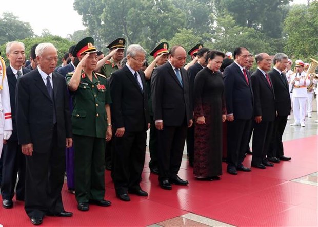 越南党和国家领导人向英雄烈士敬献花圈 hinh anh 2