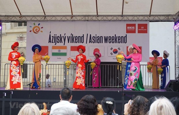 充满越南特色的“ASIAN WEEKEND 2019”文化节在斯洛伐克举行 hinh anh 1