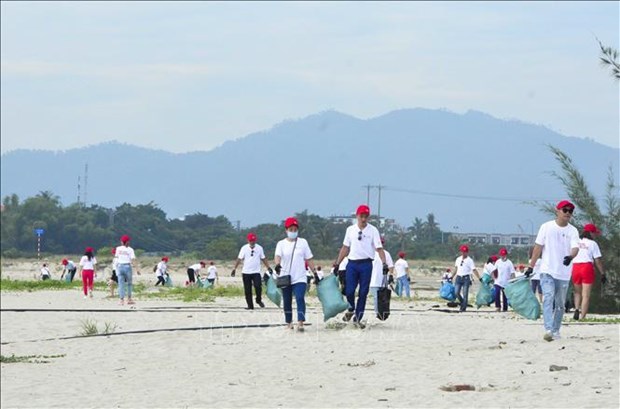 岘港市：800余名志愿者参与海洋垃圾清理活动 hinh anh 2