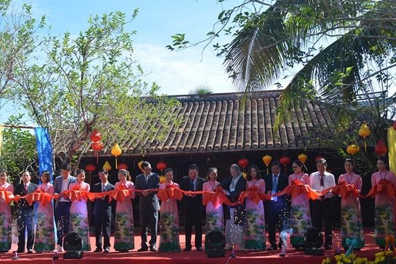 2019年第五届越南-世界丝绸与土锦文化节正式开幕 hinh anh 1