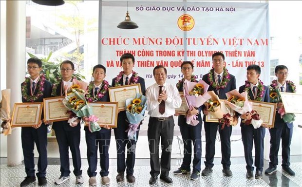 第13届国际天文学和天体物理学奥林匹克竞赛：越南学生共获7枚奖牌 hinh anh 1