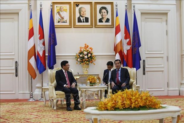 越南政府副总理兼外交部长范平明拜会柬埔寨首相洪森 hinh anh 1