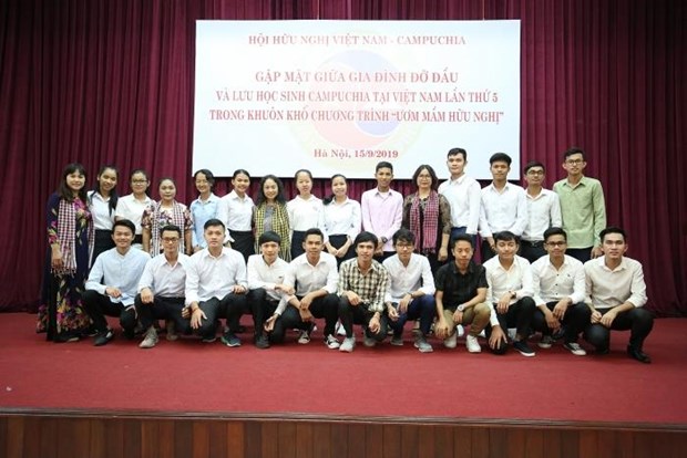 第五次越南柬埔寨留学生与寄宿越南家庭见面会在河内举行 hinh anh 1