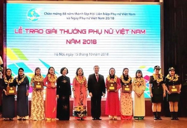 16个优秀个人和集体荣获越南妇女奖 hinh anh 1