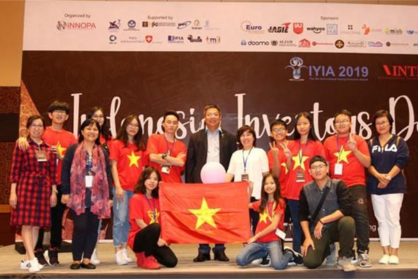 越南学生参加国际青年发明大赛带2金1银载誉而归 hinh anh 1