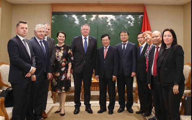 越南政府副总理范平明会见斯洛文尼亚经济发展和技术部长波契瓦尔舍克 hinh anh 2