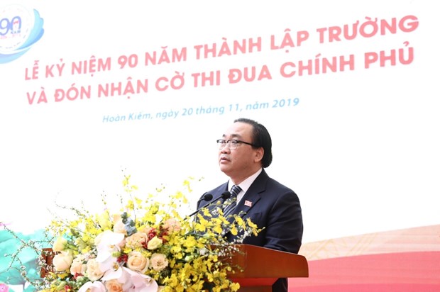 越南党和国家领导开展教师节走访慰问活动 hinh anh 1