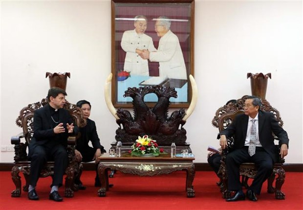 梵蒂冈驻越南非常驻代表扎莱夫斯基大主教拜访安江省领导 hinh anh 1