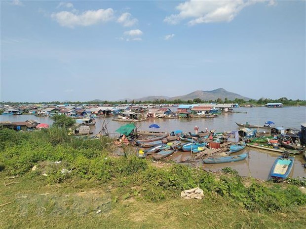 越南驻柬埔寨代表机构需为洞里萨湖越裔柬埔寨人及时提供协助 hinh anh 1
