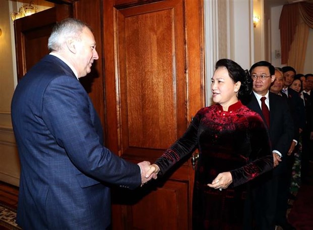 越南国会主席阮氏金银会见白俄罗斯总理谢尔盖·尼古拉耶维奇·鲁马斯 hinh anh 2