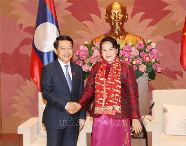 越南国会主席阮氏金银会见老挝外交部长沙伦赛·贡玛西 hinh anh 1