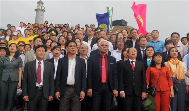 富安省举行2020新年升旗仪式并迎来新年首批游客 hinh anh 2