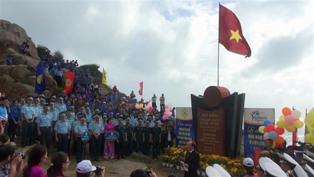 富安省举行2020新年升旗仪式并迎来新年首批游客 hinh anh 1