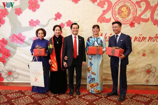旅居世界各国越南人举行2020庚子春节迎春活动 hinh anh 1