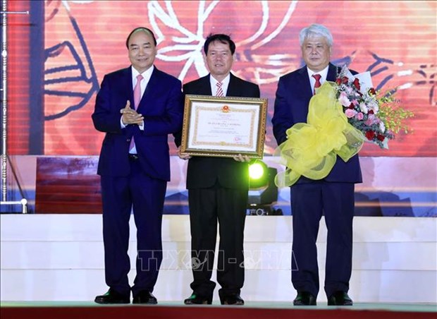 阮春福总理出席茶荣省成立120周年纪念典礼 hinh anh 1