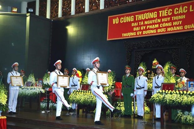 越共中央公安党委、公安部为在同心乡执行任务时牺牲的三名公安烈士隆重举行葬礼仪式 hinh anh 3