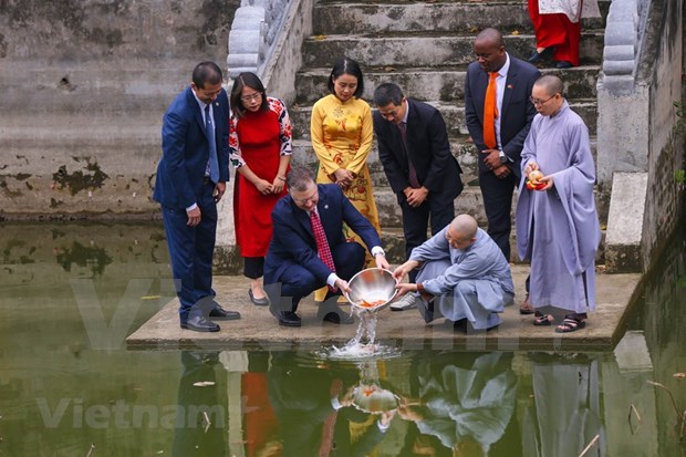 美国驻越南大使丹尼尔·克里滕布林克在河内欢度越南“灶王节” hinh anh 1