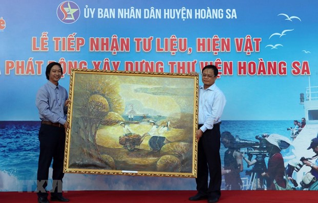 岘港市接受证明越南对黄沙群岛拥有主权的实物和资料 hinh anh 1