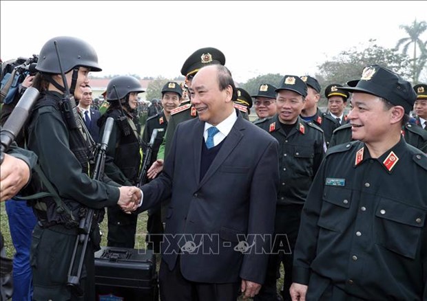 越南政府总理阮春福视察机动警察部队的战备情况 hinh anh 1