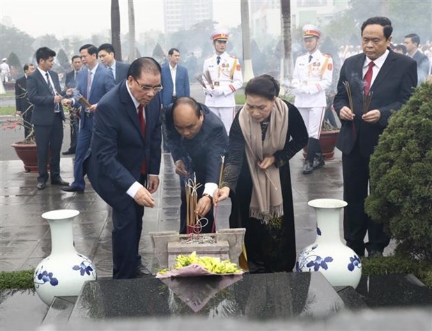 越南党和国家领导人拜谒胡志明主席陵 hinh anh 3