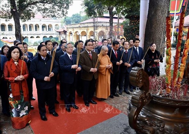 越南党和国家领导来到升龙皇城上香并参加新春植树活动 hinh anh 1