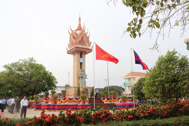 越柬友好纪念碑在柬埔寨磅湛省落成 hinh anh 2