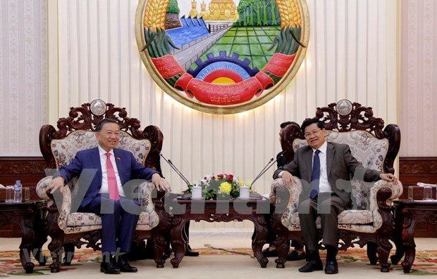 越南与老挝促进安全领域的合作 hinh anh 1