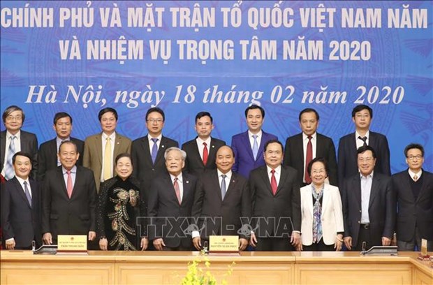 越南政府总理阮春福主持政府与祖国阵线的会议 hinh anh 2