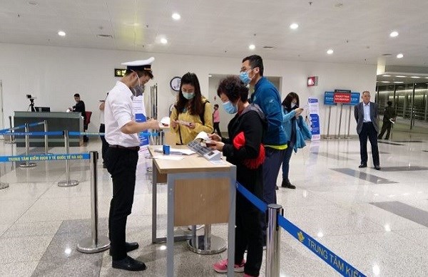 新冠肺炎疫情：自2月23日起从韩国入境的旅客必须申报健康状况 hinh anh 1